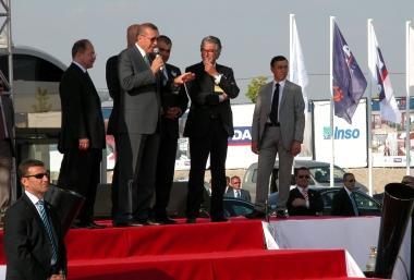 Il premier turco Erdogan al microfono, a destra il direttore Pucciarelli 