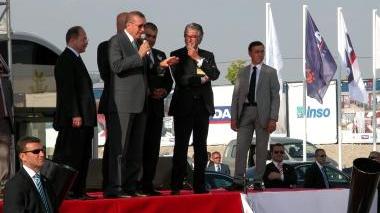 Il premier turco Erdogan al microfono, a destra il direttore Pucciarelli