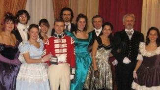 La compagnia della Bizzarria d’Amore durante una esibizione in costume ottocentesco