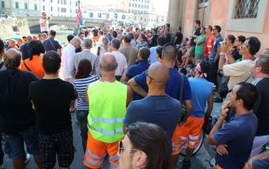 I lavoratori del porto manifestano davanti alla sede dellAutorit&agrave; Portuale   