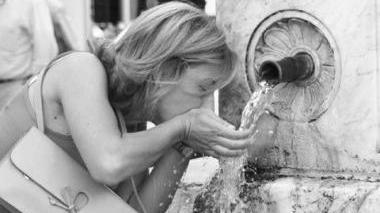 Una fontana pubblica (foto d’archivio)