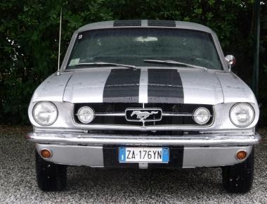 Sfilano sul Lungomare le mitiche Mustang