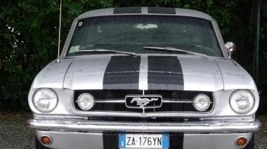 Sfilano sul Lungomare le mitiche Mustang