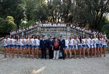 Foto delle miss al Tettuccio con gli agenti della polizia in congedo 