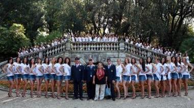 Foto delle miss al Tettuccio con gli agenti della polizia in congedo