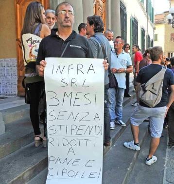 Lironico cartello dei lavoratori delle due aziende chimiche     