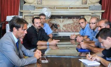 Sopra la task force che si &egrave; riunita luned&igrave; in palazzo comunale A lato la manifestazione di protesta dei lavoratori contro la vendita dellazienda     