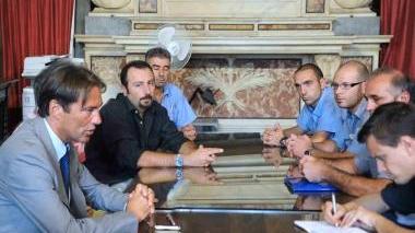 Sopra la task force che si è riunita lunedì in palazzo comunale A lato la manifestazione di protesta dei lavoratori contro la vendita dell’azienda
