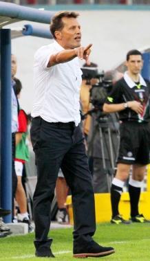 <b>CONFERME.</b> Walter Novellino prepara la sfida contro la Juve Stabia pensando a un 11 uguale a quello di Varese A fianco Federico Dionisi   