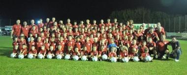 Il gruppo di tutti i calciatori delle giovanili e della Terza categoria durante la presentazione pubblica che si &egrave; svolta al campo comunale di Migliarino    