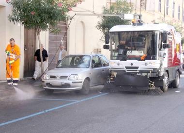 Spazzatrice in azione nonostante le auto in sosta            