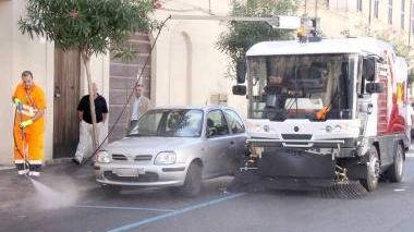 Spazzatrice in azione nonostante le auto in sosta
