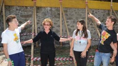 I residenti di via Castel del Fabbro indicano i pali in legno a sostegno dell’ arginatura (visibili anche nella foto a lato)
