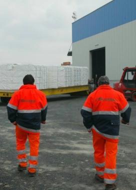 Portuali al lavoro    