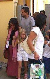 Bambini e genitori al primo giorno di scuola