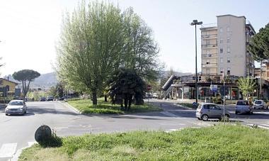 Sopra lincrocio sulla Lucchese in alto quello di Margine 