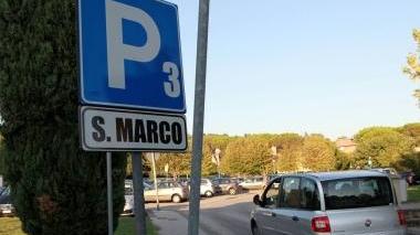 Cartello all’ingresso del parcheggio di via San Marco