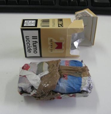 Il pacchetto di sigarette e linvolucro con la cocaina 