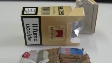Il pacchetto di sigarette e l’involucro con la cocaina