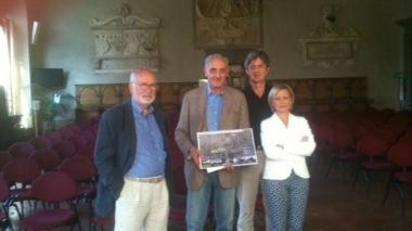 Visitatori nellarea dei rotabili storici A sinistra Ottanelli e Giovannelli (al centro) mostrano il loro studio 