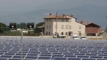 Sotto, una distesa di pannelli fotovoltaici