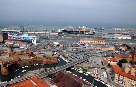 Un grido d'allarme per il porto che muore