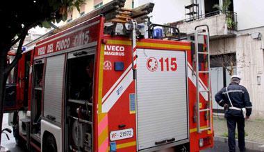 L'auto si chiude e intrappola il neonato