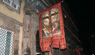 Processione, folla ma tanti tratti al buio