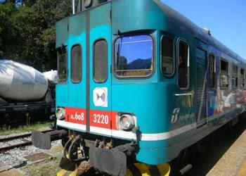 Vandali danneggiano treno, cancellate 17 corse