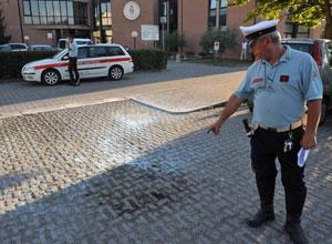 Si dà fuoco mentre cerca di mettere benzina nella sua auto