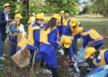 Studenti impegnati a pulire le frazioni di Capannori