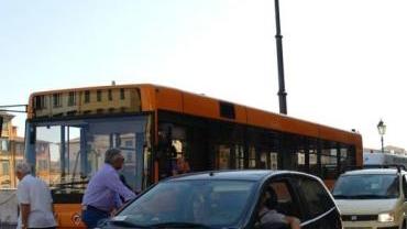 Autobus blocca il traffico