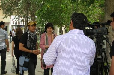 In alto la festa in costume alluniversit&agrave; di Baghdad Sopra Al&igrave; e Annet intervistati dalla tv francese   