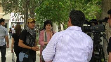 In alto la festa in costume all’università di Baghdad Sopra Alì e Annet intervistati dalla tv francese