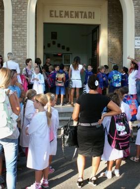 Alcuni momenti prima dellingresso a scuola alla elementare Solvay 