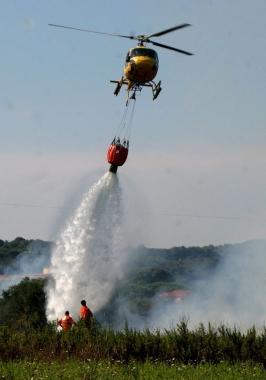 Lelicottero anti-incendio a Solvay 