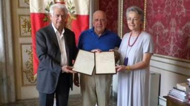 Il dono di Mandoli (al centro)