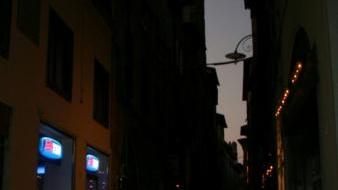Via Fillungo quasi senza lumini, ma ci sono insegne accese