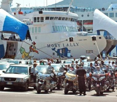 Auto e passeggeri mentre sbarcano da un traghetto 
