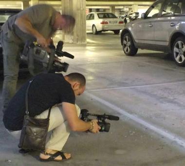 Fotografi e cameramen al lavoro nel garage della tragedia        