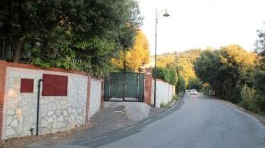 L’ingresso della villa a Montenero a Livorno in cui ha vissuto Maurizio Bandettini