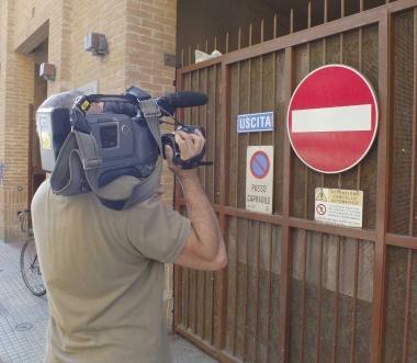 Un operatore filma in via Pascoli 