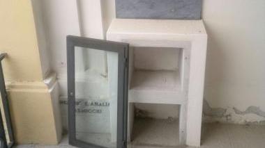 Il loculo da cui è stata rubata l’urna con le ceneri nel cimitero di San Prospero