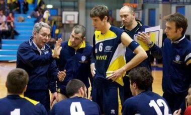 <b>VOLLEY. </b>Il coach Lazzeroni e i suoi uomini in un time out 