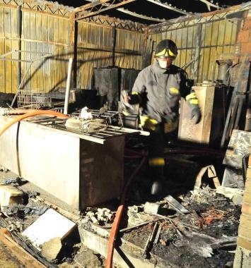 I vigili del fuoco intervenuti nel capannone bruciato 