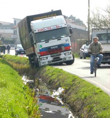 Un tir bloccato a lato di via del Casone  