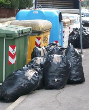 Cassonetti dell immondizia: anche levasione della Tia &egrave; alta 