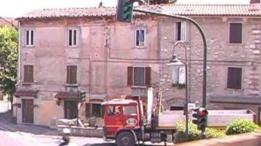 <b>ROSSO 3.</b>Un motorino passa mentre il camion parte
