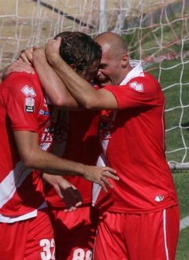 <b>DOPO UN GOL</b> Samuele Olivi abbraccia Nando Sforzini  