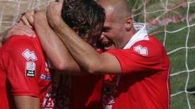 <b>DOPO UN GOL</b> Samuele Olivi abbraccia Nando Sforzini